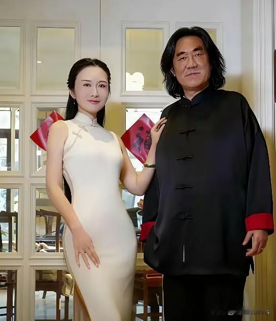 张纪中染发怎么感觉有点弄巧成拙了？虽然头发染黑，络腮胡子也剃了，一眼望去整个人