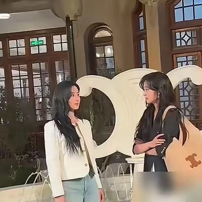 刘诗诗跟孙千走一块，路人镜头里俩人都跟十八似的，评论区直接炸了。孙千那腿，又细