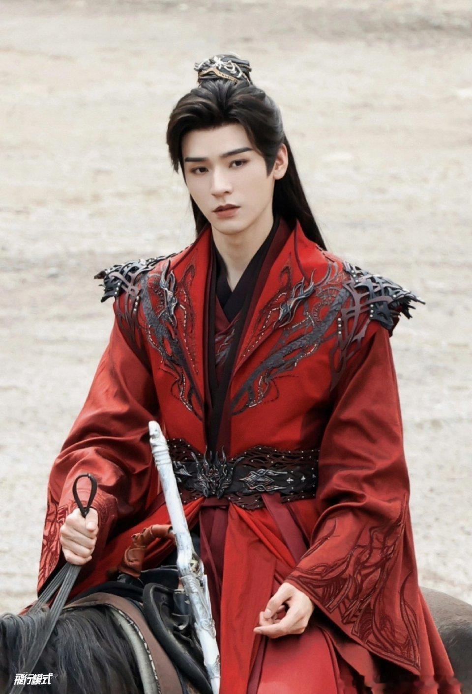 红衣是龚俊的统治区浓颜配红袍自带气场，苏暮雨一出来感觉屏幕都在发光，这哪是少城主