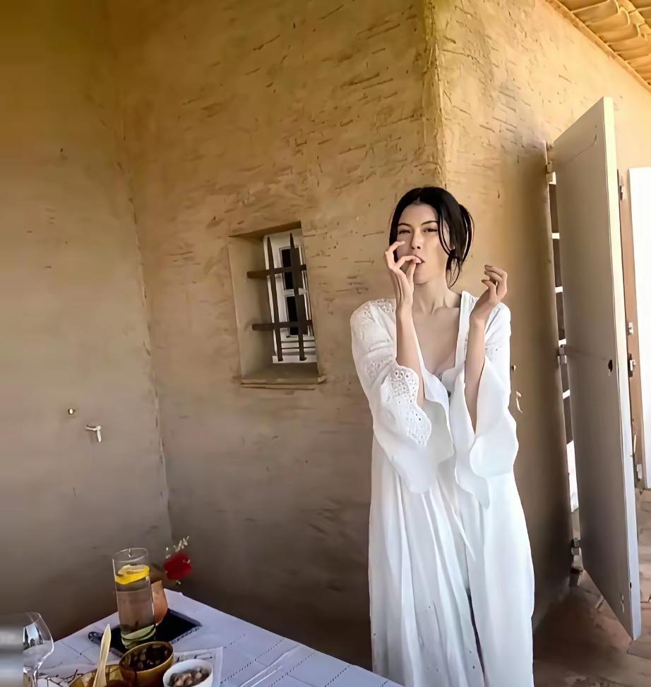 何穗领完结婚证7个月就离了，因为发现对方别墅是租的、车是借的。现在她被拍到，不