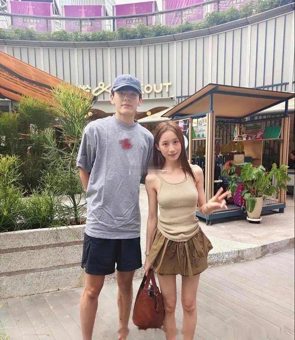 我滴个天呐！差点没认出来，本人比电视还要瘦，帅到我失语！