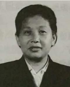 1939年，受伤的女战士徐敏刚要如厕，就被一个壮汉抱上床榻捂住嘴，对方低声说：“