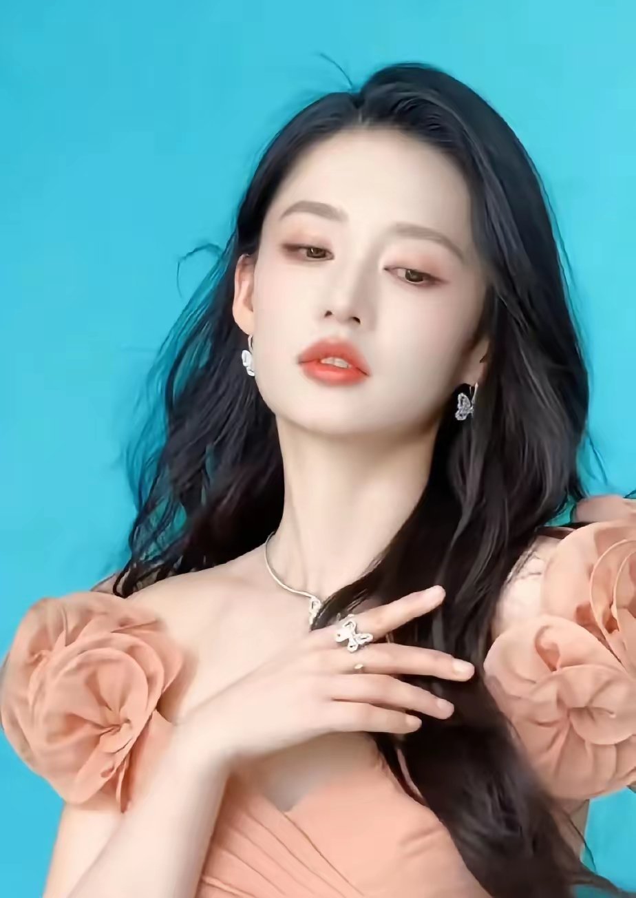 这榜单排得我血压上来了。王楚然第一？你告诉我，一个靠综艺翻红的演员，凭什么压过手