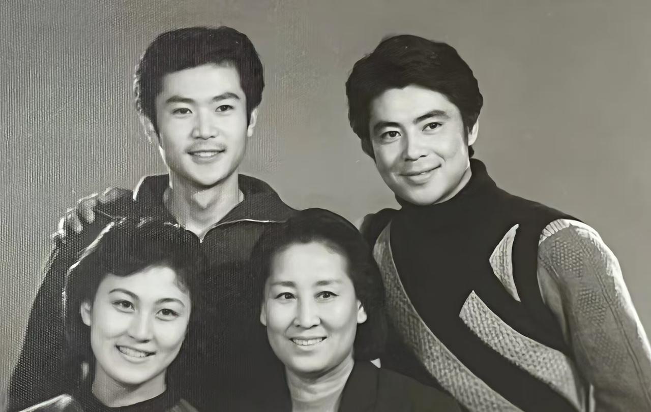近日，著名演员颜世魁在社交平台上晒出了北京电影学院表演系78班同学聚会的最新照片