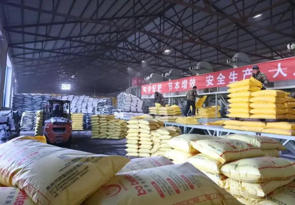 最近全球农业圈彻底慌了，一边是多国春耕在即，田里等着施肥却无肥可用，一边是咱们中