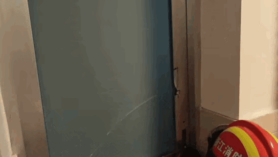 吓出一身冷汗！温州4岁男童趁家人不注意，被反锁在卫生间里，家人喊他没反应，破门也