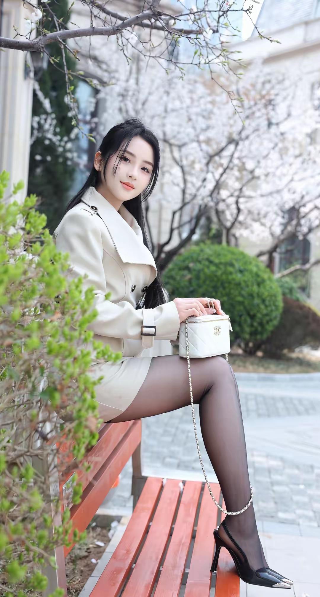 优雅春日穿搭，樱花树下的小资情调养眼美照分享