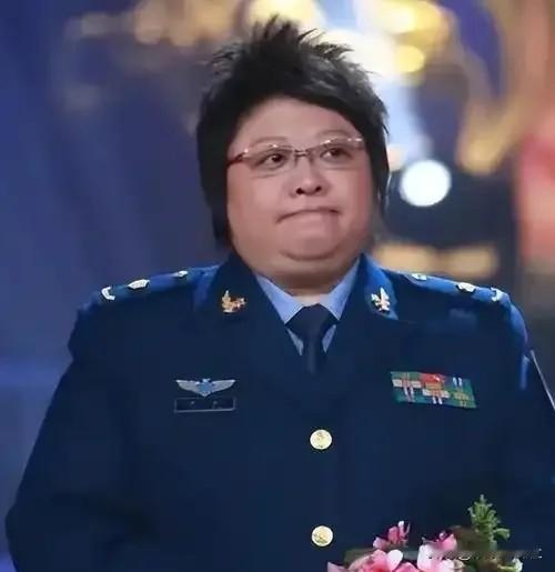 一句评价引争议！韩红凭资历发言，网友看法两极分化舞台上的韩红唱功依旧扎实，可不少观众觉得，她如今更习