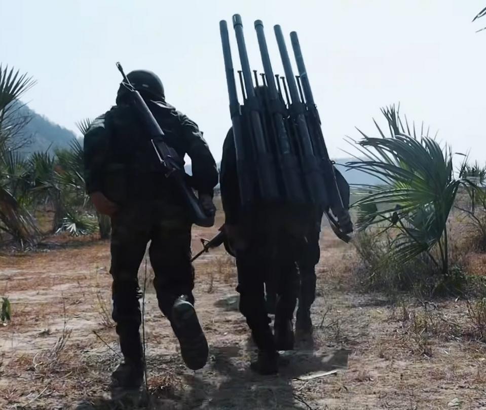 太熟悉的场面了，泰国突击队爆破手背着5根爆破筒冲上去的场面。怎么感觉，与79年对