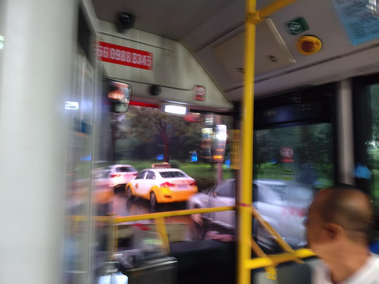 最后的坚挺！台风暴雨突袭沈阳，多条地铁临时停运，本以为通勤要彻底受阻，没想到苏家