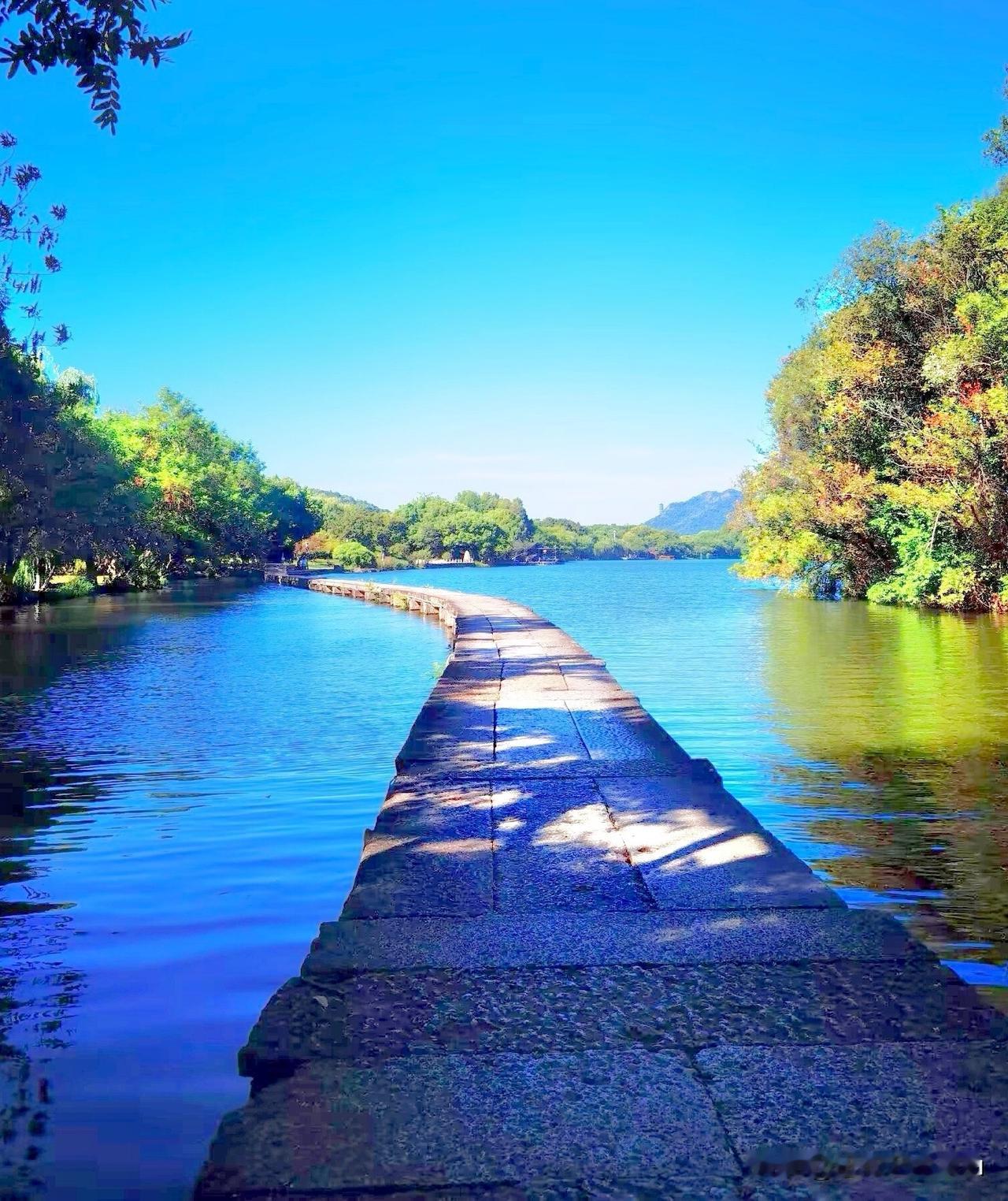 边走边拍杭州萧山区‌湘湖旅游度假区，度假区是萧山区的核心景区‌，整体‌免费开放‌