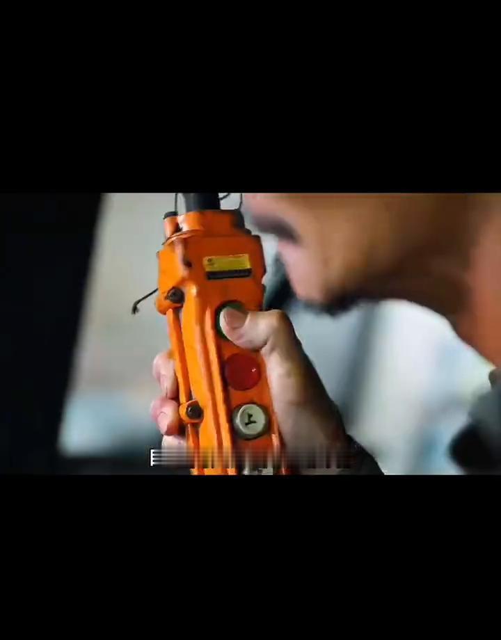 他们以为捕到了黄金巨蟒。直到阴影里，另一个头抬了起来。丧彪的陷阱刚合拢，狗血