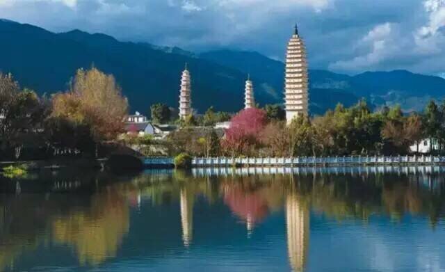 三月骑行环游洱海，约吗？有一座风花雪月之城，有山有水灯红酒绿艳丽