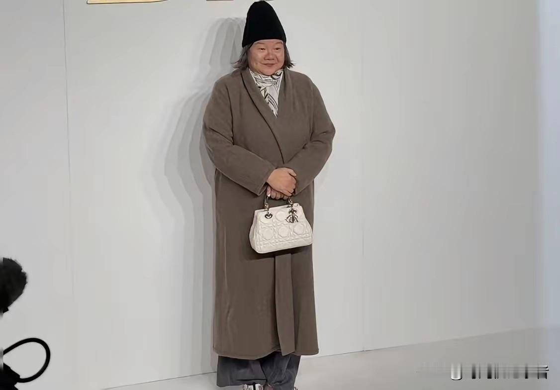 都说洪晃丑，洪晃不会穿衣打扮，洪晃的底气，真是陈凯歌高攀不起的资本。洪晃作为陈