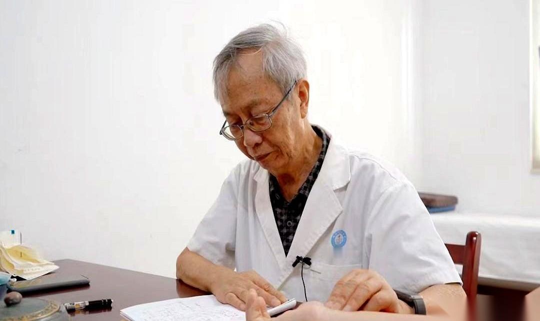 25岁，本该是人生最野的时候，他却被困在了自己的脑子里。天天有人在耳边说话，脑