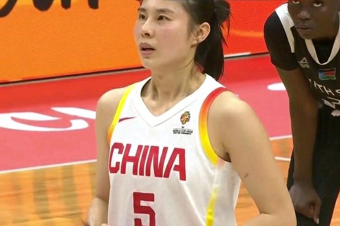 节奏大师王思雨！！！阅读比赛能力真的太强了！在中国女篮主场迎战南苏丹的第三节