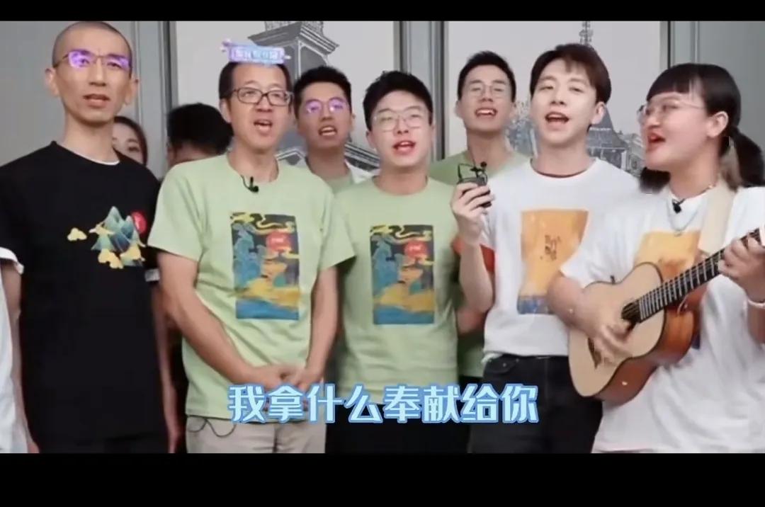 寻常看不见，偶尔露峥嵘。这是东方甄选鼎盛时期的一次公司庆典，重量级人物都站在前排