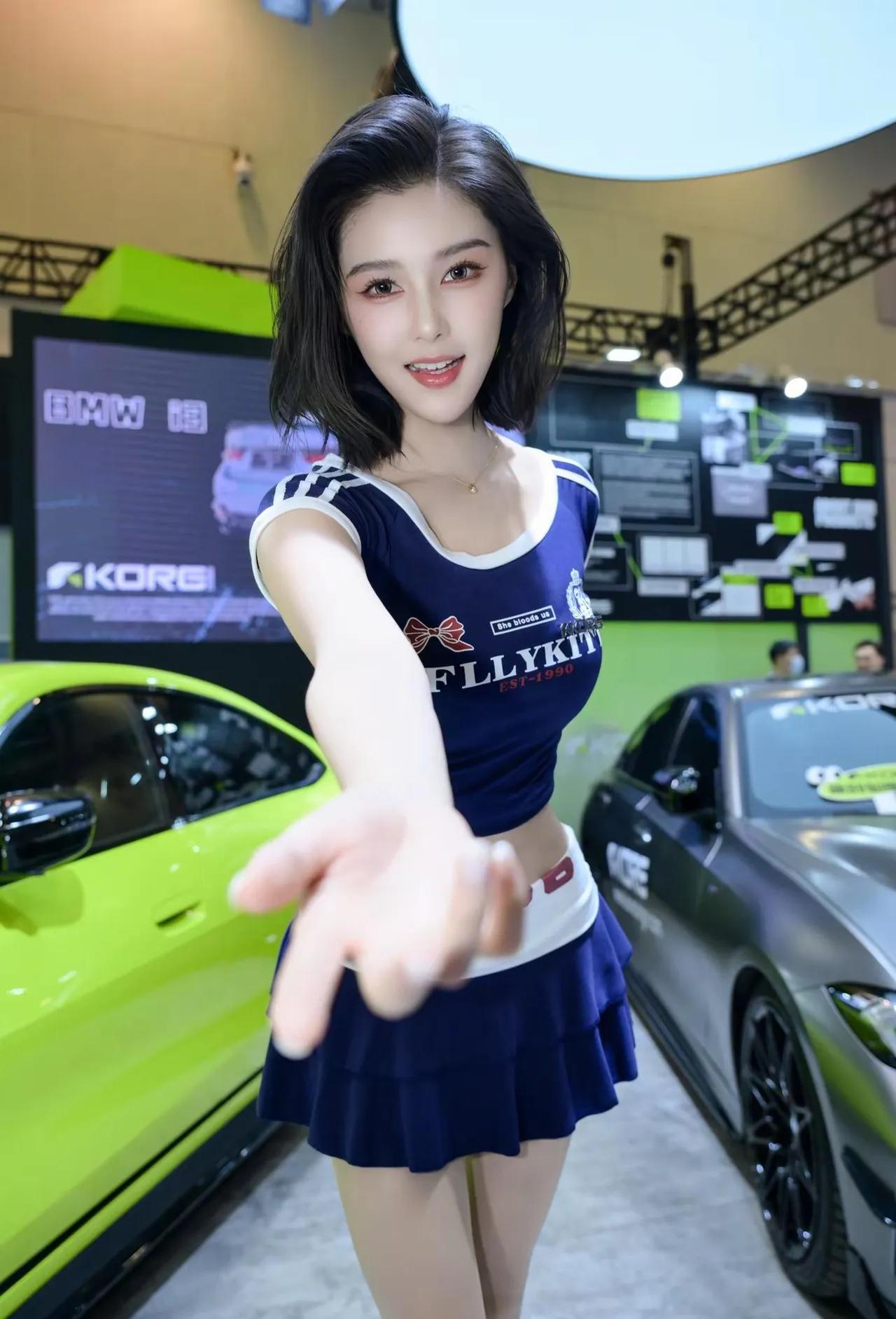 车展上的甜美车模，BMW和KORE的完美搭配！🚗💃