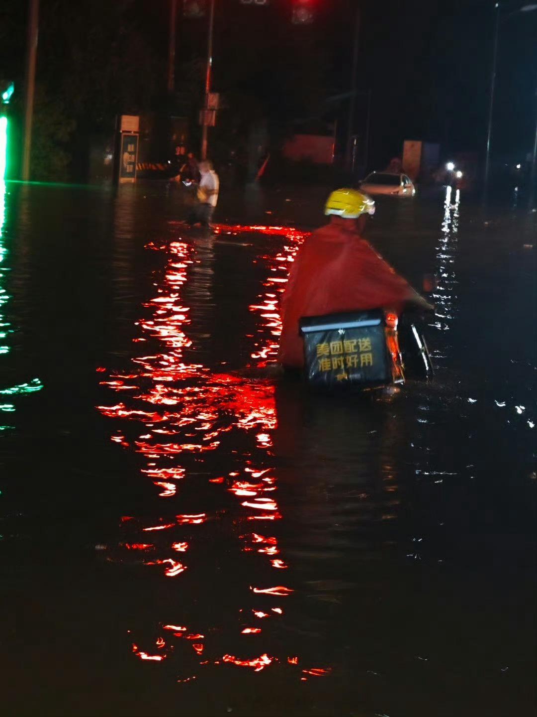 这次大雨有一定致灾性去年大暴雨，水位到我膝盖.....马路好像河一样，把我们困在