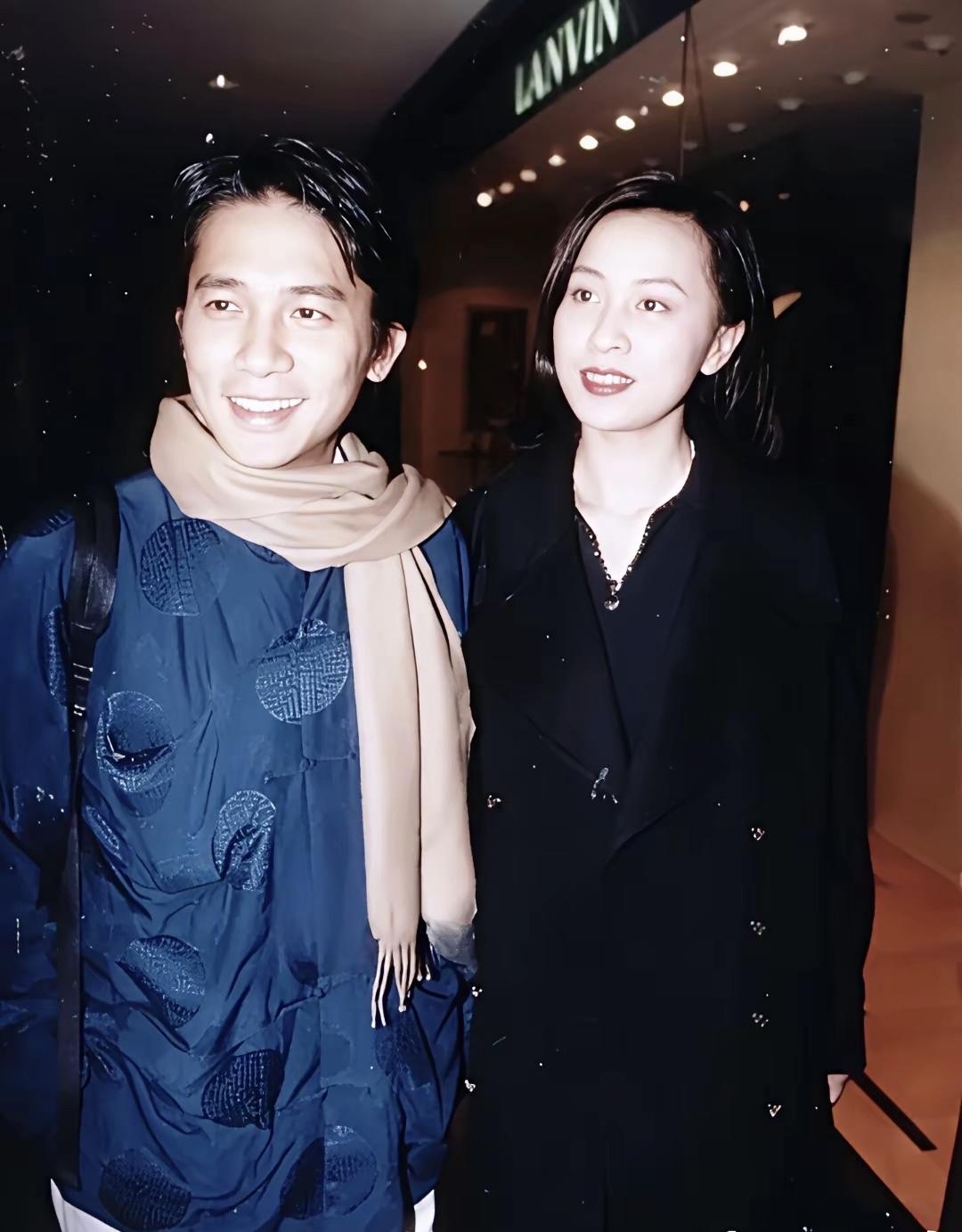 30年前的梁朝伟和刘嘉玲，两人一起参加林青霞大女儿满月酒的画面。那时，梁朝伟