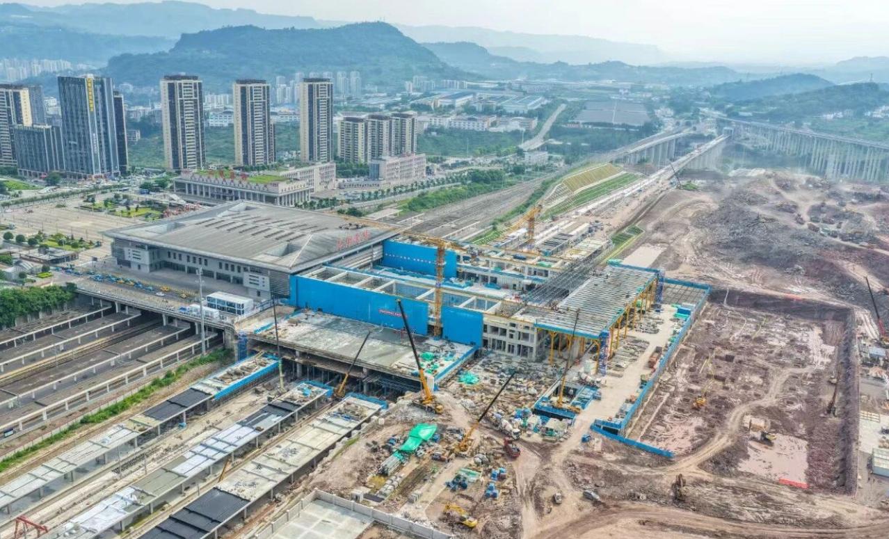 7月2日，随着最后一方混凝土浇完，由重铁集团作为项目业主、中铁八局承建的渝万高铁