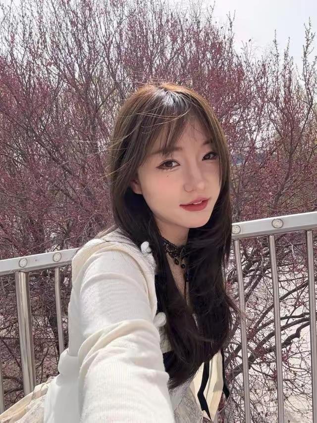 可以起诉赔偿，无法起诉结婚。男朋友是主要责任，对方车次要责任，女孩无责任。这样就