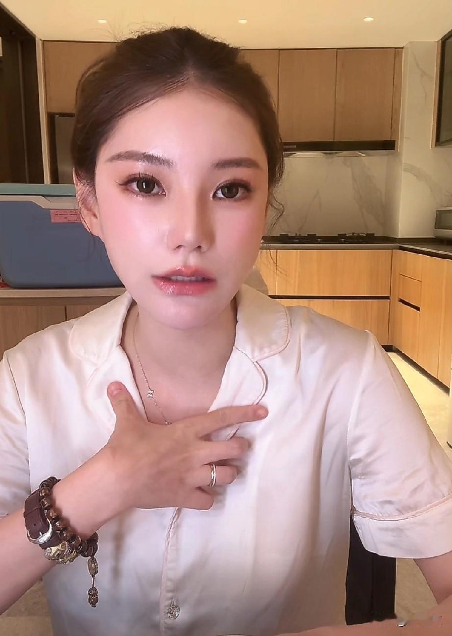 马筱梅回北京了，但是汪小菲没有在家出差了，马筱梅定了营养餐，因为北京家里没有阿姨