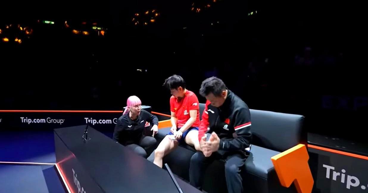 她拖着流血的左脚打完第四局，对手却故意回球到反手位。队医用绷带缠紧她肿起的脚踝