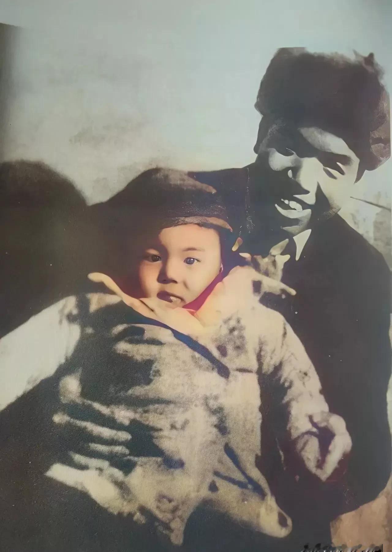 这张照片是80年前拍摄的！照片上的小男孩现在82岁了。每次看到这张照片，照片上的