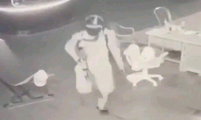 越南这起灭门惨案太让人震惊了！33岁的黎士松枪杀农产品收购站主杜唯天一家三口，连