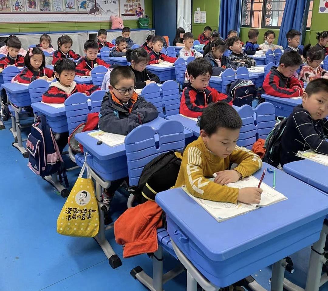 洛阳小学115元午休费引众怒：公办校的桌椅，凭啥成了收费道具？近日，河南洛