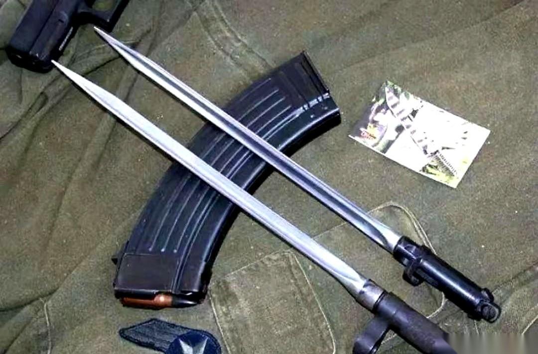 很多人都以为，那把看着就让人后背发凉的三棱军刺，退役是因为太“残忍”，被国际上禁