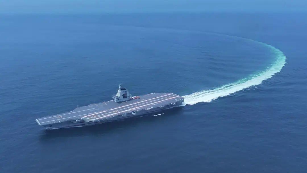 中国一步跳过蒸汽弹射，美国却"开倒车"：福建舰下水4年，把对手逼到了墙角！