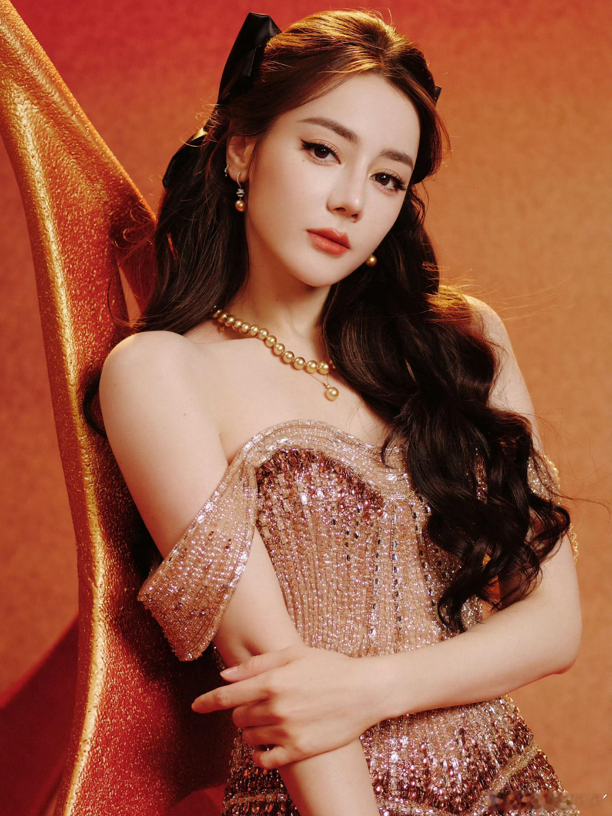 迪丽热巴裙子里面是牛仔裤是活动结束之后换了裤子和鞋子，外面下着大雨为了方便才换的