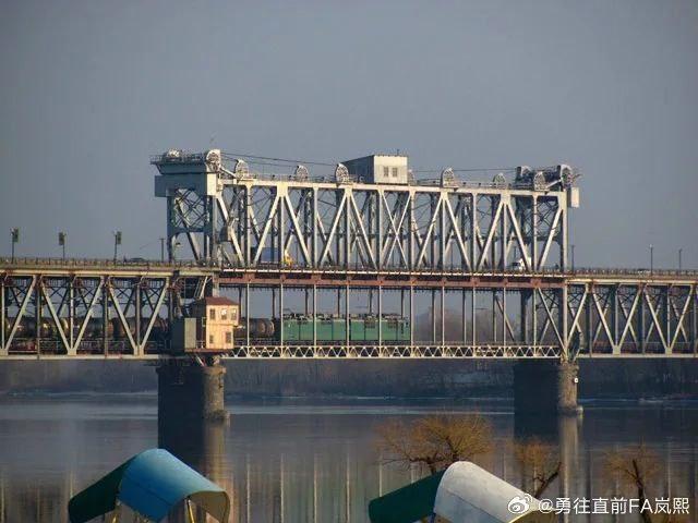 俄军在使用装备了90kg动能破片高爆燃烧弹头的Geran-2无人机对乌克兰的克留