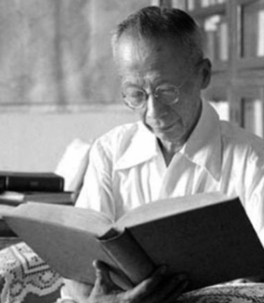 1905年，竺可桢考上中学，和胡适是同学，有一天，胡适当众挖苦竺可桢：“小矮子，