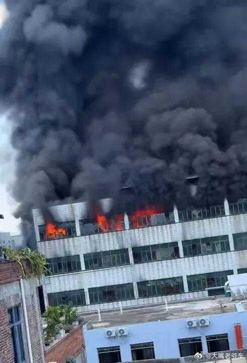 福建晋江鞋厂火灾水火无情，一定要注意安全啊鞋厂属于人员高度密集场所，易燃化工原