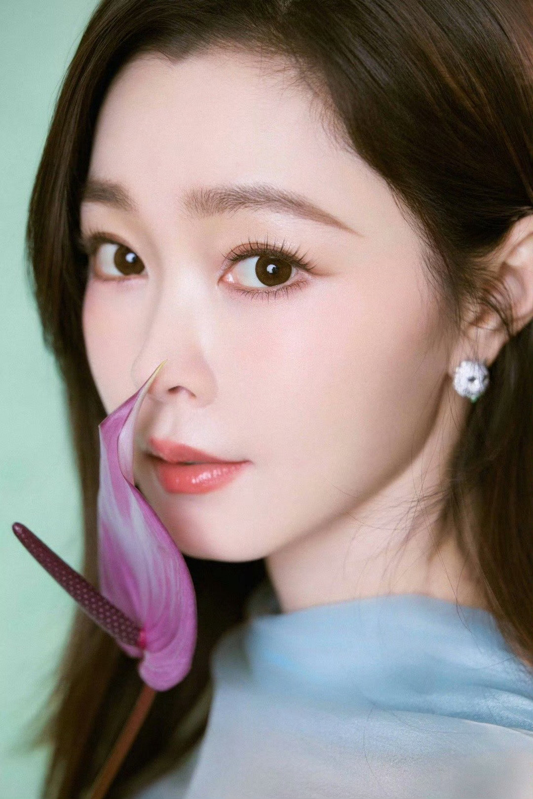 宋轶青碧纱裙如宋画临世风动青纱，花映佳人。宋轶这身造型古韵拉满，自带工笔诗意，