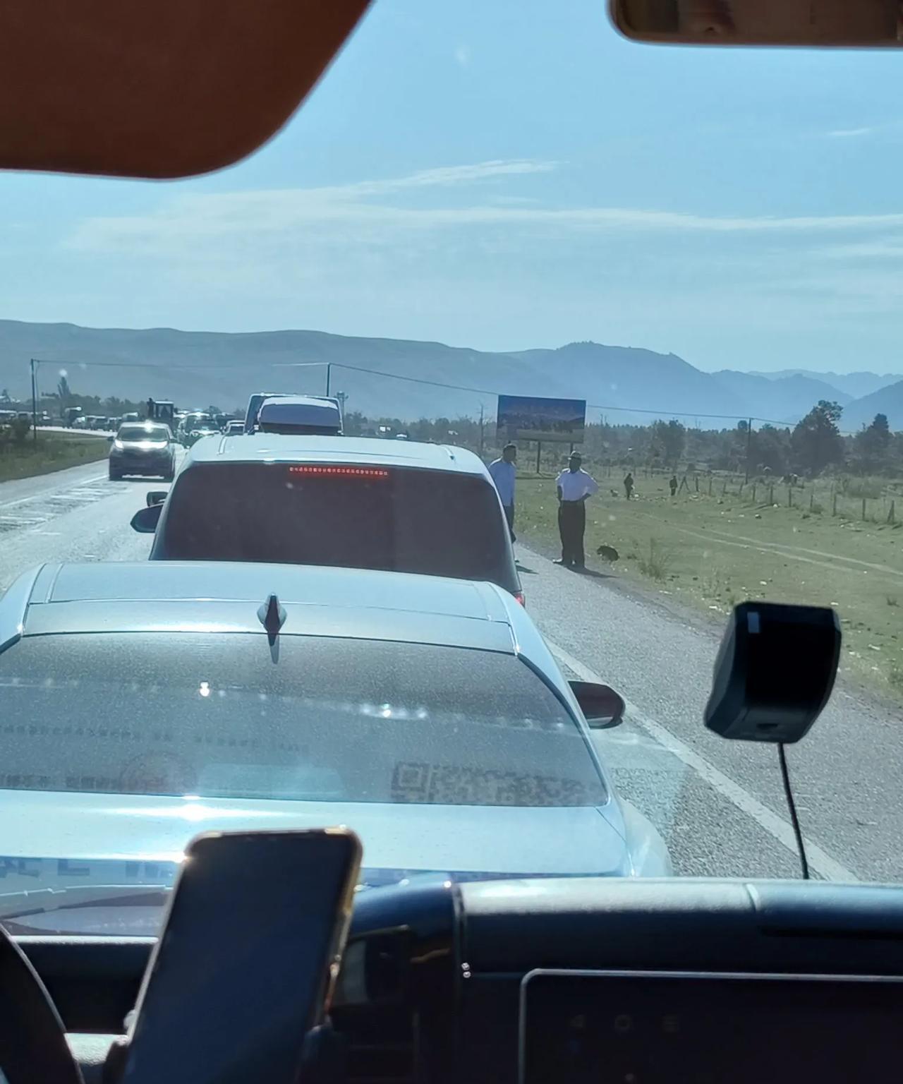 人生经历的第一次大堵车。昨天导游小哥说独库公路上午九点开，我们八点半出发。我