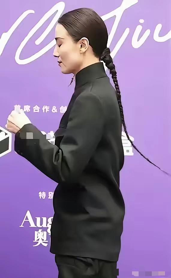 哪个正常的女性会扎这种“金钱鼠”辫子，即便是在清朝，也没有女性会搞这种造型。​