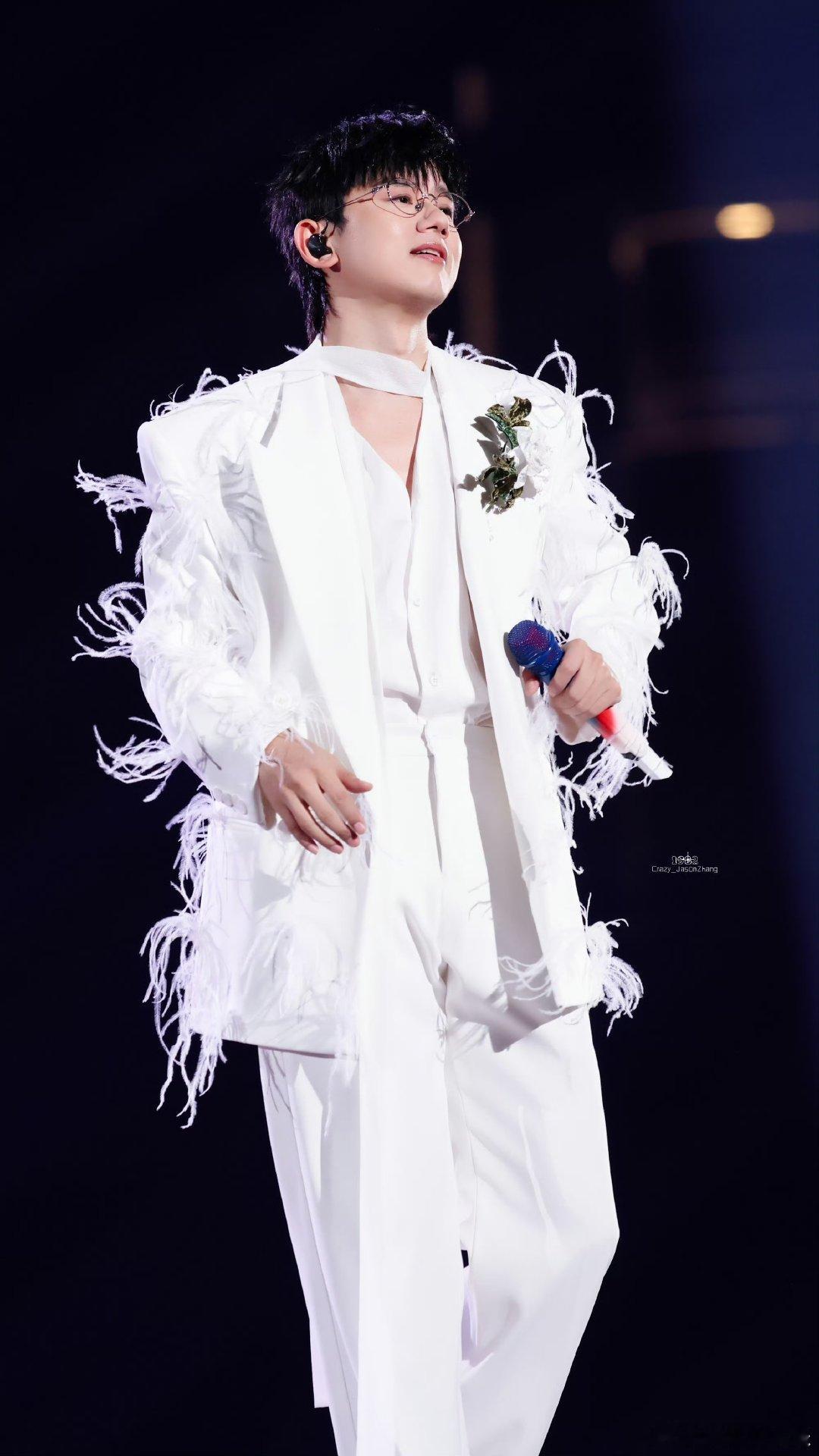 张杰台州演唱会的羽毛白西装鲨疯了！缎面质感衬得身形利落又贵气，流苏羽毛随动作轻晃