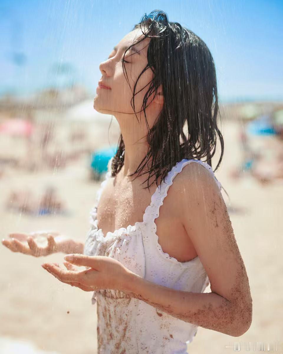 我麦这套真鉴不了擦吧，擦主要是眼神姿态问题，麦这个顶多是泳衣不咋好看，她又小孩身材，但跟擦边很远​