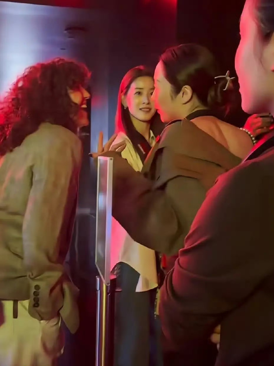 章泽天现身洛杉矶被偶遇，她真人看起来非常年轻，身材纤瘦，穿搭时尚，气质清纯而出众，她的颜值不算是很明