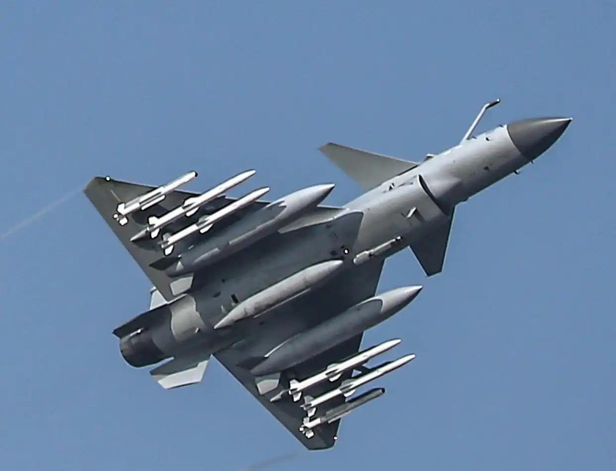 美国国会报告称赞，我国红旗-9远程防空导弹，霹雳-15远程空空导弹，歼CE战机在