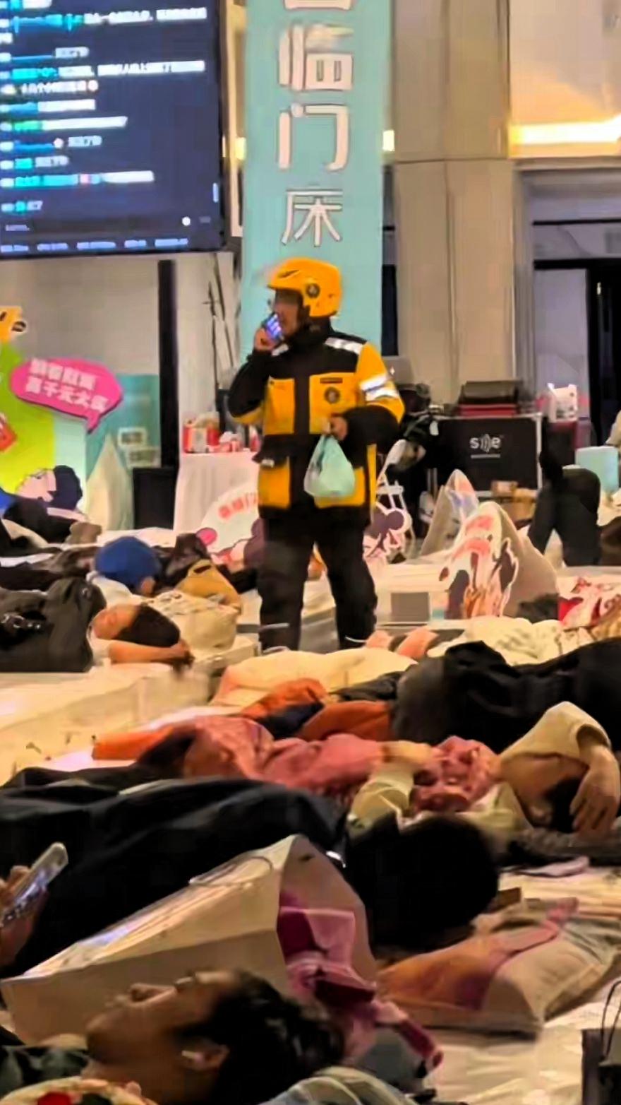 内蒙古包头举办“躺平大赛”，54人已躺超24小时，主办方：比赛没有截止时间，有人