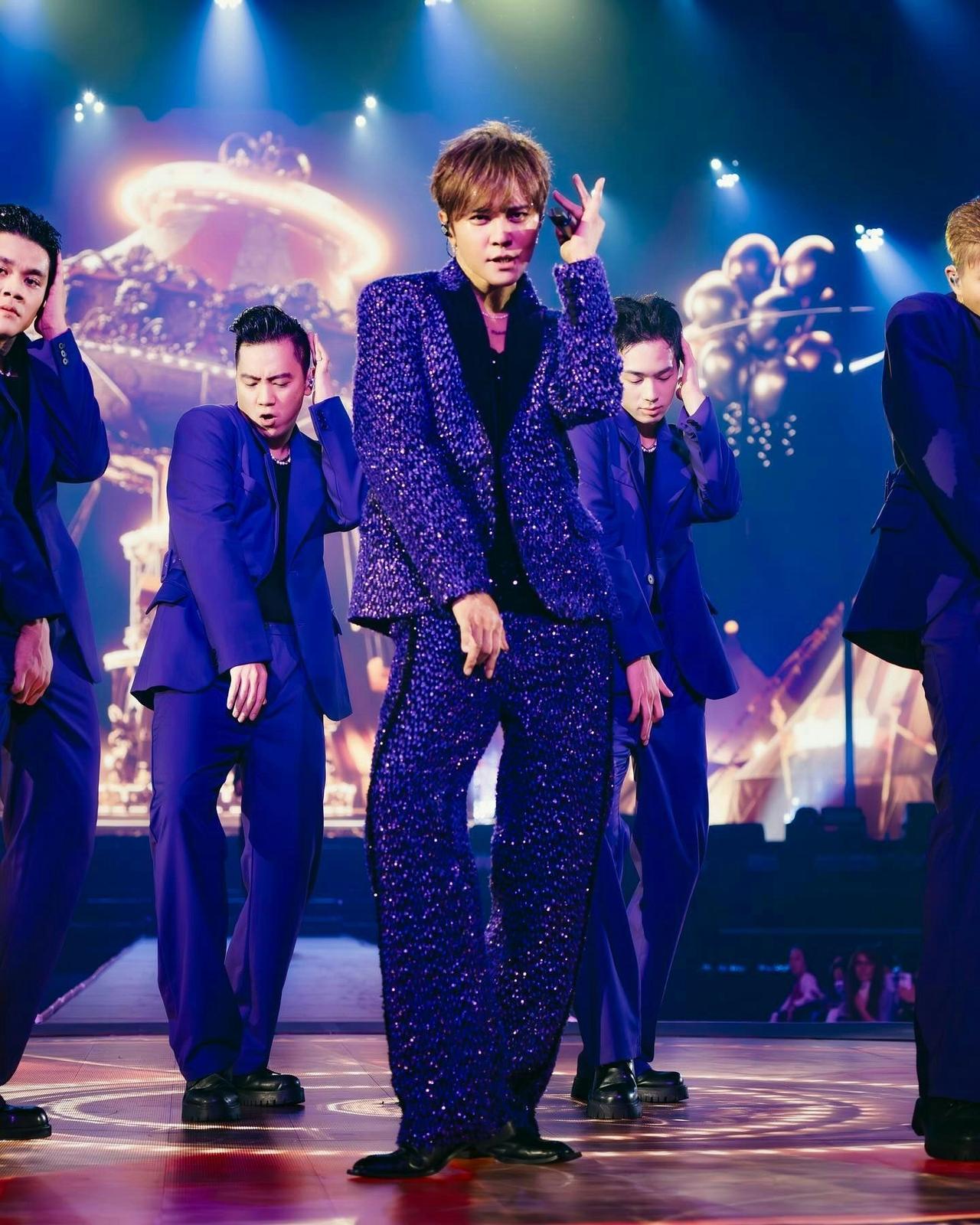 咱就是说这波操作也太离谱了吧！46岁的罗志祥最近办粉丝见面会，明明在台上跟粉丝拥