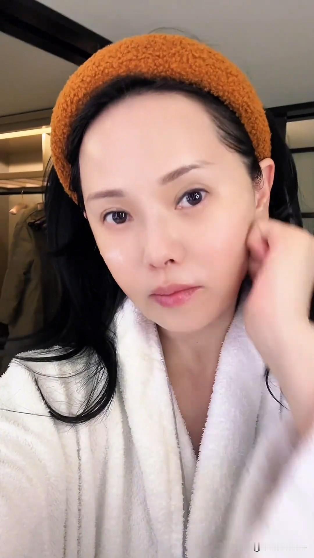 12月11日，57岁伊能静分享护肤vlog，当天她一个人在韩国首尔度假，生活过得