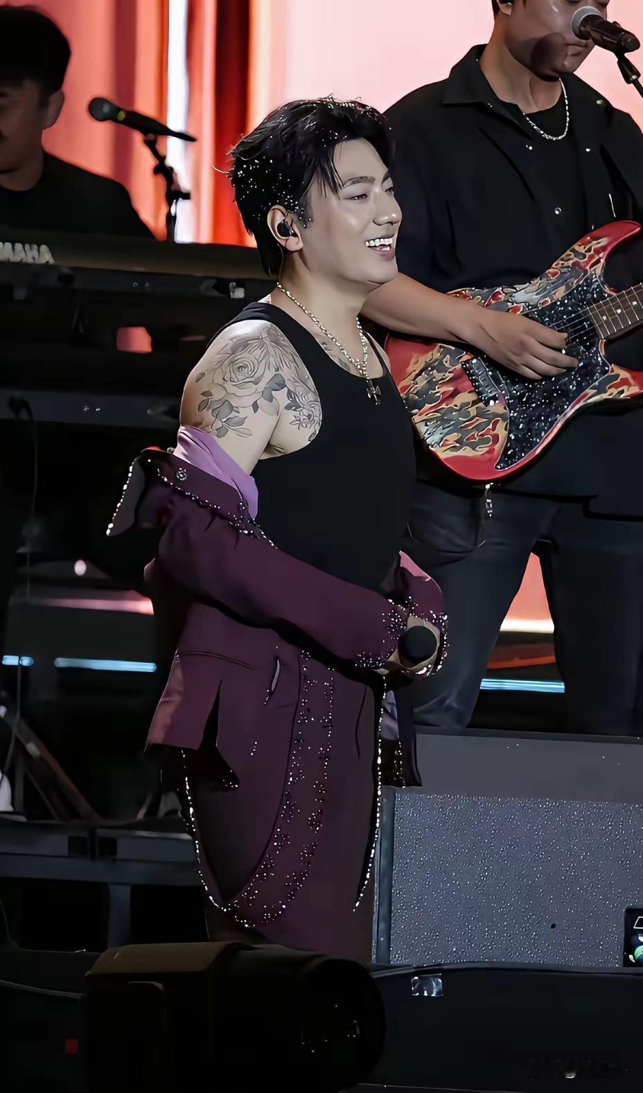 海来阿木演唱会舞台刷屏，一身醒目花臂，真该好好深思明星形象引导问题🔥大街