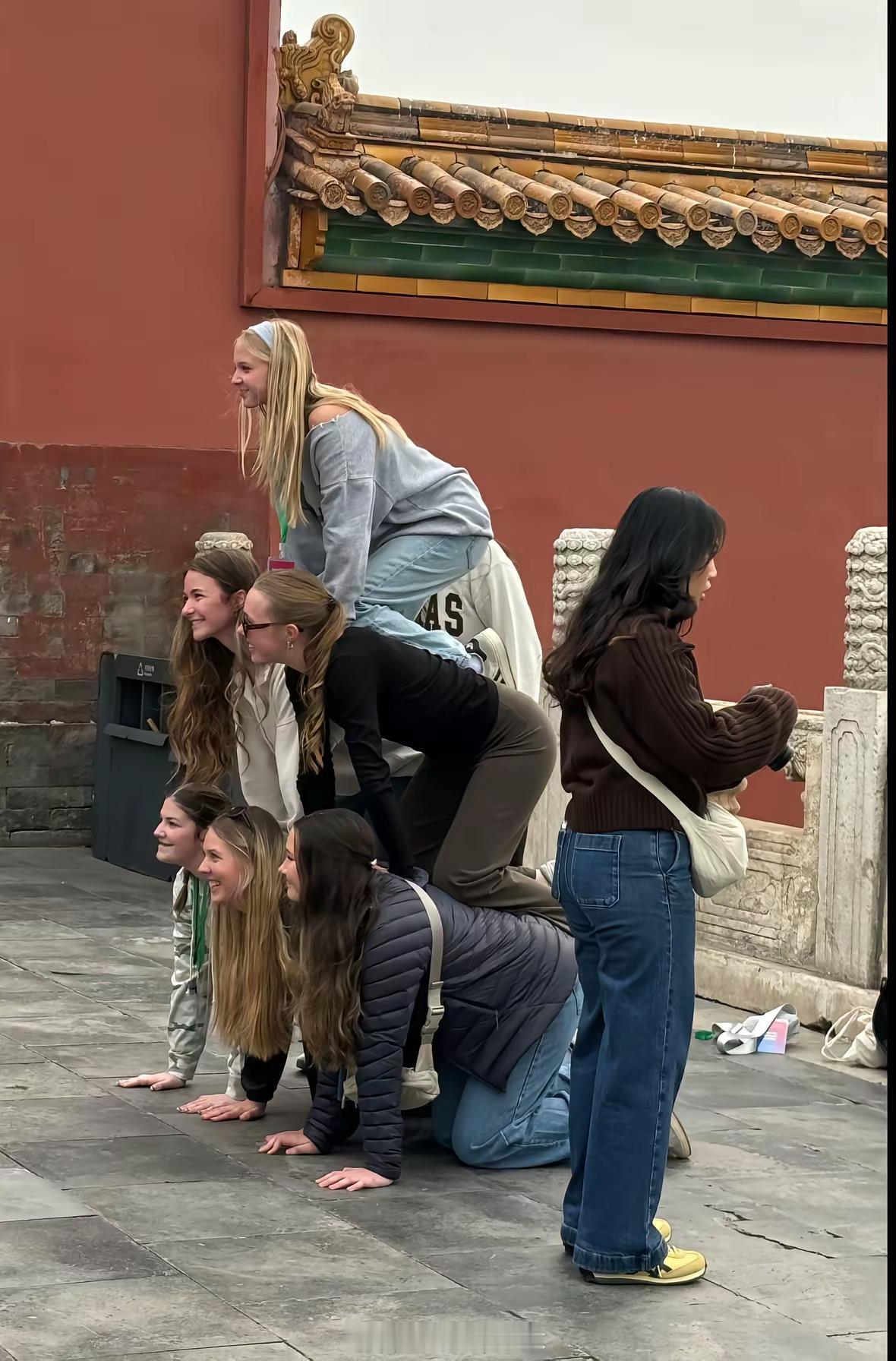 到底是谁教她们这样子拍照的！