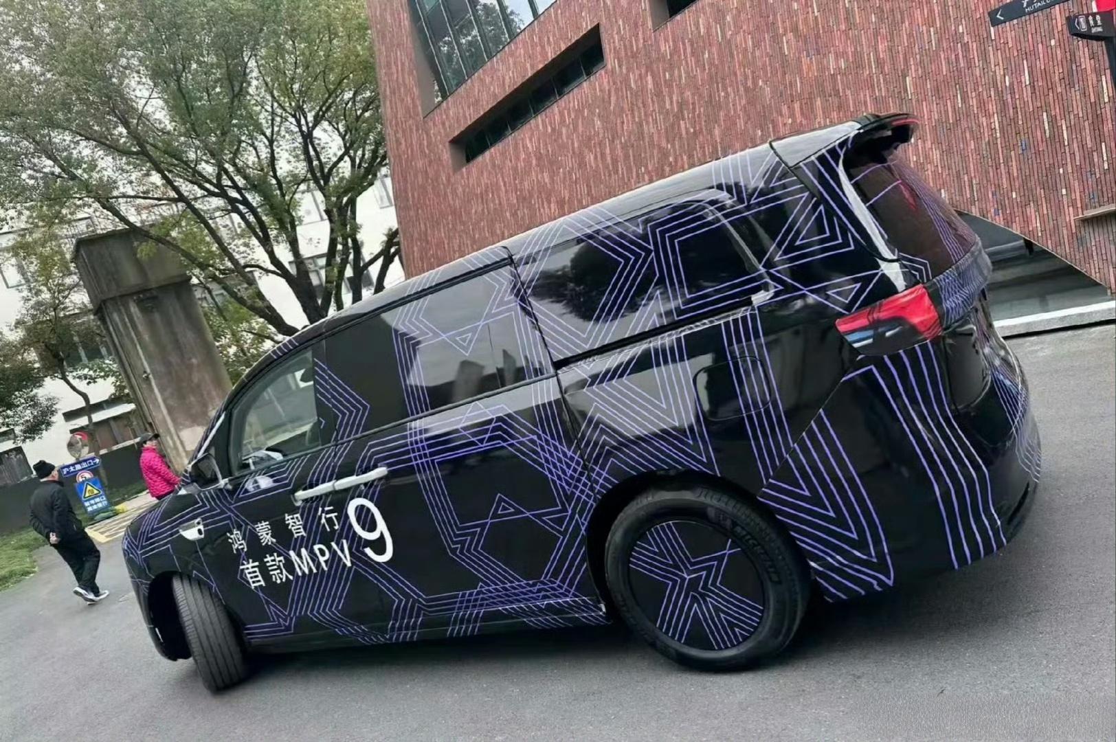 鸿蒙智行MPV，也就是智界品牌的首款MPV正式路透，结合发布会时的图二侧颜，大家